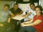 Rosa junto a algunos camioneros armenios en el tren entre Yerevan y Tbilisi con los que compartimos algunas cervezas