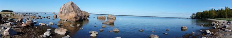 Playa de Käsmu salpicada de rocas errantes de diferentes tamaños