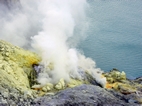 Emanaciones sulfurosas en el volcan Ijen