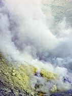 Emanaciones sulfurosas en el volcan Ijen