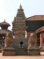 Leones de Piedra frente al Templo de Siddhi Lakshmi