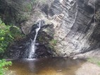 Pequea cascada junto a la cueva khoisan, sendero Mouth Trail