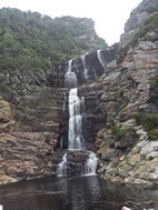Cascada de agua al final del sendero Waterfall Trail