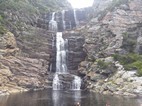 Cascada de agua al final del sendero Waterfall Trail