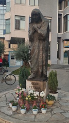 Estatua de la Madre Teresa de Calcuta, Centro histórico de la ciudad