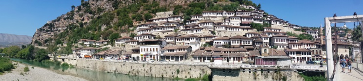 Barrio de Mangalem visto desde el mrgen opuesto del ro Osum