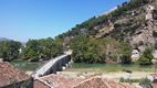 Puente de piedra que une los barrios de Gorica y Mangalem