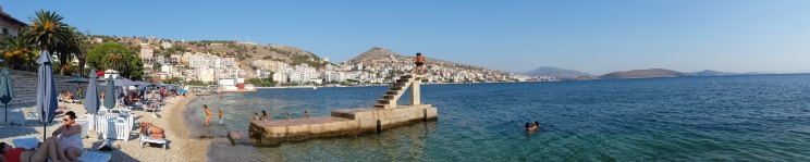 Playa pblica en el boulevard de Sarandë