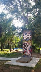 Fragmento del Muro de Berlin en el Memorial Checkpoint, barrio de Blloku