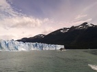 Catamaran navegando frente a la cara norte del Perito Moreno