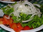 Ensalada de tomate, lechuga y cebolla