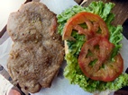 Milanesa con tomate y lechuga