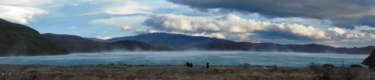 Lago Pehoé frente al camping Paine Grande azotado por el viento