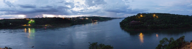 Hito de las tres fronteras visto desde Puerto Iguazú, Argentina