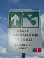 Avisos instalados en las calles que van desde el fiordo hacia la estación de autobuses