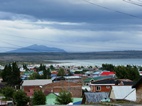 Vista de Puerto Natales con el fiordo Última Esperanza al fondo