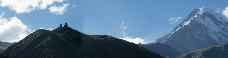 Vistas desde Kazbegi de la Iglesia de Tsminda Sameba con el monte Kazbeg al fondo