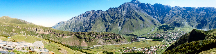 El valle con Gergeti (en primer termino) y Kazbegi visto desde la iglesia Tsminda Sameba