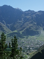 Vistas del valle durante la ascensión a la iglesia Tsminda Sameba
