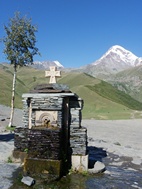 Vistas del monte Kazbeg desde la iglesia Tsminda Sameba