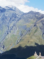 Iglesia Tsminda Sameba con las montañas al fondo