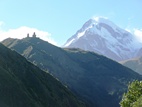 Vistas desde Kazbegi de la Iglesia de Tsminda Sameba con el monte Kazbeg al fondo