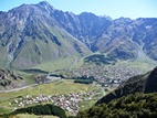 Vistas desde la iglesia Tsminda Sameba del valle y los pueblos de Gergeti y Kazbegi