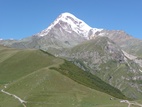 Vistas del monte Kazbeg desde la iglesia Tsminda Sameba