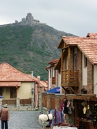 Mtskheta con la Iglesia de Jvari al fondo
