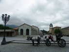 Vistas mientras tomamos un té en Mtskheta con la catedral al fondo