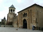 Puerta principal de la muralla que rodea la Catedral de Svetitsjoveli en Mtskheta