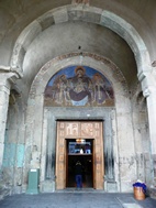 Acceso principal a la Catedral de Svetitsjoveli en Mtskheta