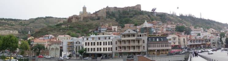 Barrio antiguo visto desde el puente de Metekhi