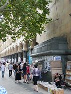 Mercadillo de souvenirs junto a Rustaveli moedani