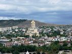 Vista de Tbilisi con la Catedral Tsminda Sameba en medio