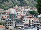 Barrio antiguo visto desde el puente de Metekhi