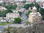 Iglesia Metekhi y la estatua equestre del rey Vakhtang Gorgasali