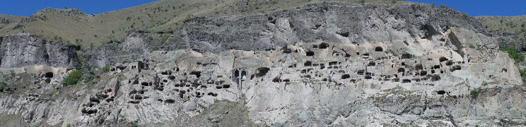 Impresionante imagen de Vardzia desde la carretera