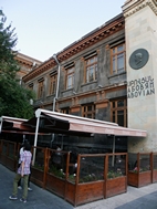 Local en Amiryan St. junto a National Art Galery
