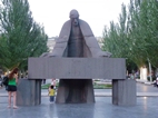 Estatua homenaje a Alexander Tamanyan en Tamanyan st.