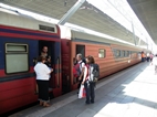 Nuestros amigos Jaume y Pedro, junto a Rosa, subiendo al tren diurno Yerevan-Tbilisi