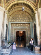 Acceso a la Catedral de Echmiadzin