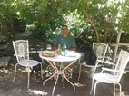 Comiendo en un Hostel de la calle Marzpetunu, Garni
