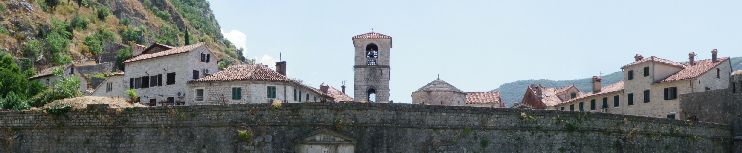 Acceso a Kotor desde la Puerta Sur