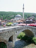 Puente de piedra y Sinan Pasha Mosque