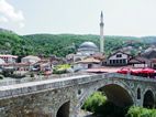 Puente de piedra y Sinan Pasha Mosque