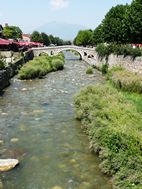 Puente de piedra sobre el río Lumbardhi