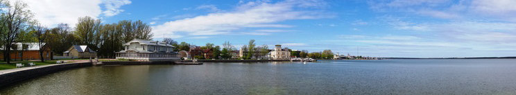 Haapsalu Kuursaal y parte de la bahia visto desde el paseo marítimo