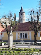 Vista de Lossi Plats con el Castillo Episcopal al fondo
