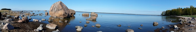 Playa de Käsmu salpicada de rocas errantes de diferentes tamaños